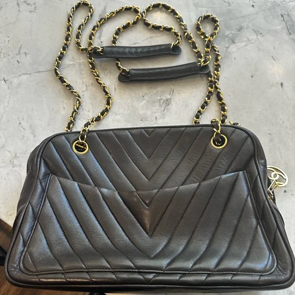 🔹 Vintage Chanel Chevron Large Camera Bag with COA 🔹 - Picture 6 of 16